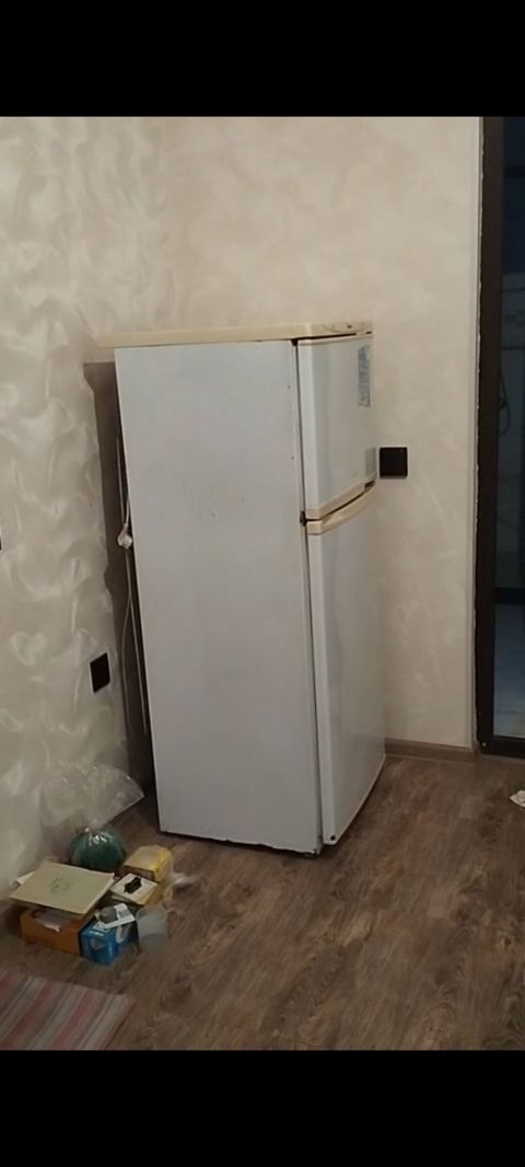 İki qapılı məişət soyuducusu - Rəng: ağ, krem detal və tutacaqlarla — Bakı