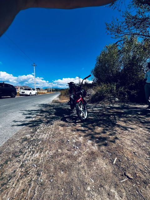 Qırmızı rəngli yüngül motosiklet - Şəhər və kənd yolları üçün yığcam — Ağsu