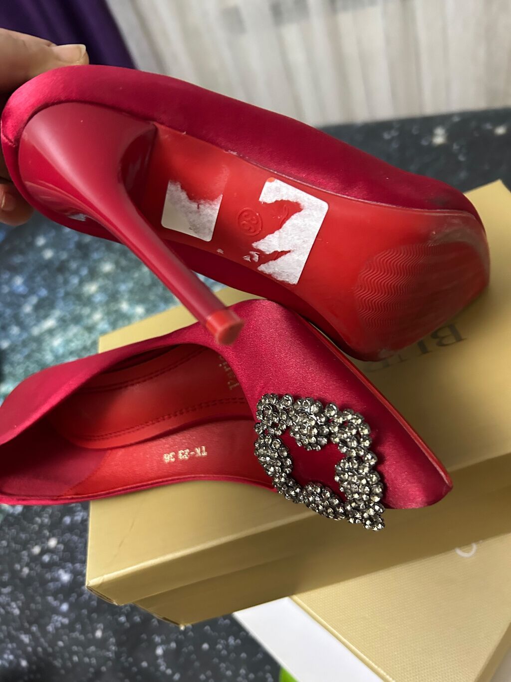 Qırmızı atlas qadın tuflisi – kristal bəzəkli, incə burunlu, stiletto — Tufl, Bakı (5)