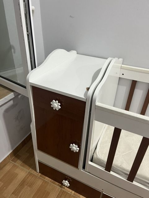Uşaq beşiyi – komodlu, çekmecəli model - Rəng: ağ və tünd ağac — Digah
