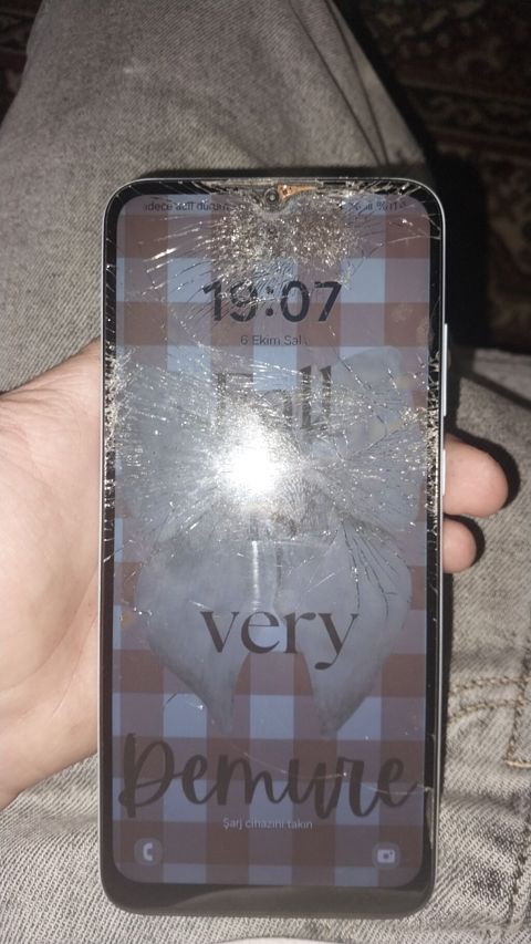 Samsung Galaxy A04s, 128 GB, rəng - Gümüşü, Qırıq — Bakı