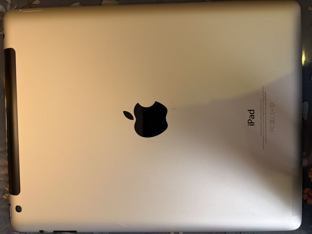 Apple iPad planşet - Model: iPad (ağ ön panel, gümüş arxa korpus — Apple, Bakı (2)