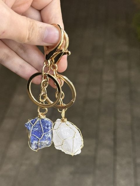 Təbii daşlı dekorativ açarlıq - Material: Qızılı rəngli metal halqa — Nərgiz