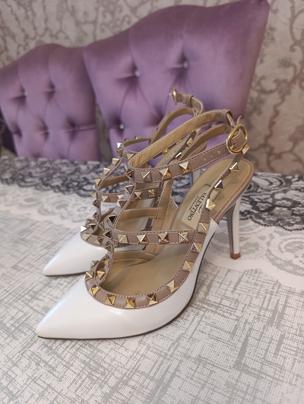 Valentino Garavani Rockstud ayaqqabıları - Model: Rockstud T-strap — Tufl, Digah