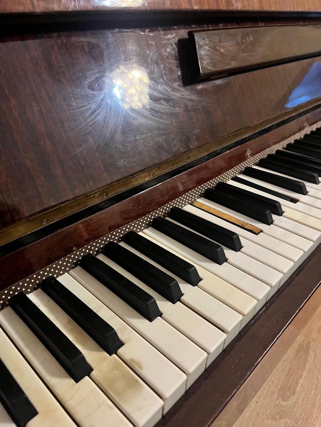 Upright piano – klassik taxta korpus, parıltılı tünd-qəhvəyi finiş — Pianino və digər klaviş alətləri, Bakı (2)