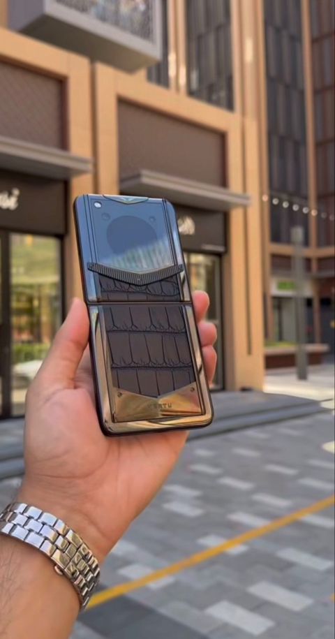 Vertu Ironflip Alligator Skin Basalt Black 512GB/12GB — 5 999 ₼ · Bakı · Smartfonlar Vertu Ironflip Alligator Skin Basalt Black 512GB/12GB — Bakı
