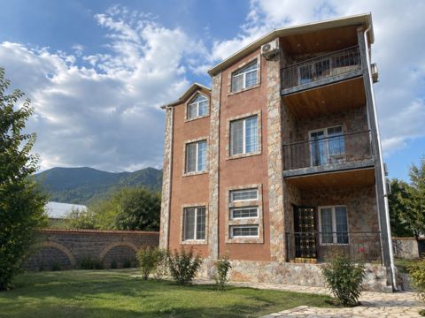 Villa, Qəbələ ş — Qəbələ