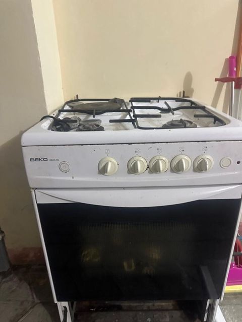 Üst hissə: 3 qaz ocağı + 1 elektrik plitə - İdarəetmə: Ön paneldə — Bakı
