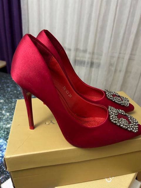 Qırmızı atlas qadın tuflisi – kristal bəzəkli, incə burunlu, stiletto — Bakı