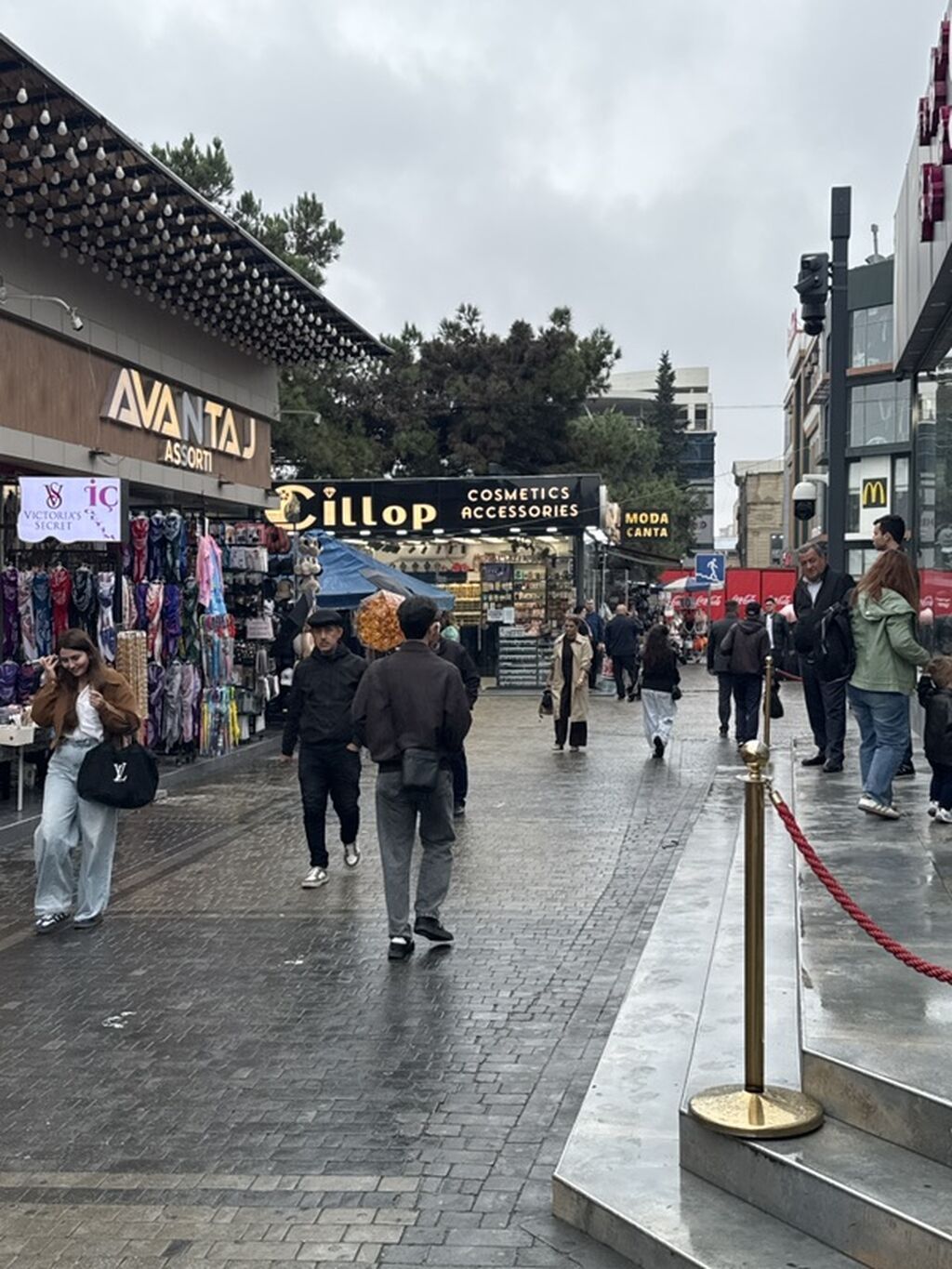 Neftciler Metrosunun 4cu cixisinda Prestijni Sirada Gelisdi Gedisdi — Əmlak, Bakı (3)