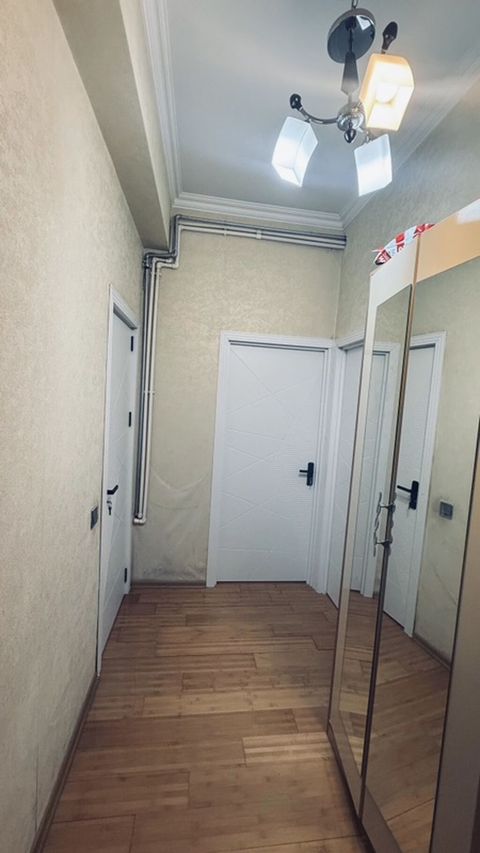 2 otaqlı mənzil – 51 kv,mərtəbə 15/3 - Geniş dəhliz: divar boyu — Xırdalan