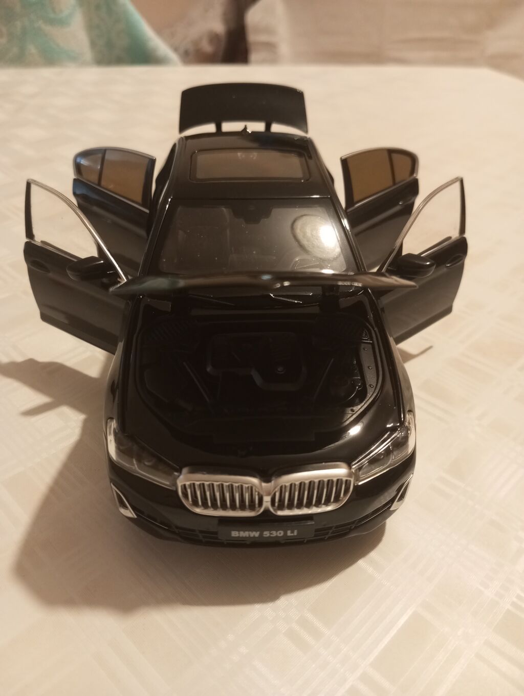 BMW 530 Li diekast model avtomobil (miqyas ehtimalən 1:18) - Rəng — Modellar, Xırdalan (3)