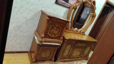 Klassik dizaynlı yataq otağı dəsti – konsol güzgü və iki tumbadan — Sumqayıt