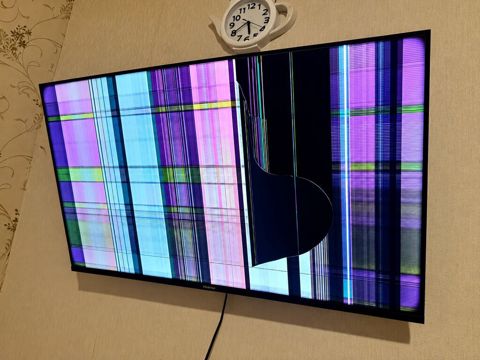 109 Hisense tv 1 ilindi uşaq ekranına oyuncaq atıb ekran sınıb — Bakı