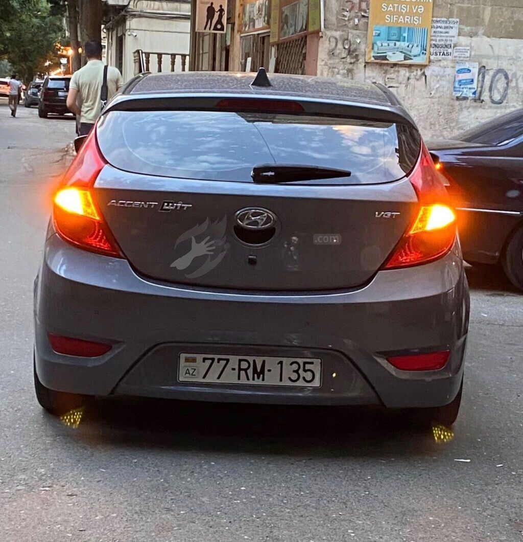 Hyundai Accent: 1.6 l 2017 il Hetçbek 77-RM-135 — Avtomobillər, Bakı (4)