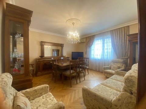 Satılır 4 otaqlı köhnə tikili 110 m² — Apartment