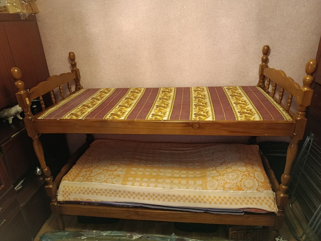 İki mərtəbəli taxta çarpayıdi. Yan yana qoyub taxt kimi də işlətmək — Yataqlar, Saray