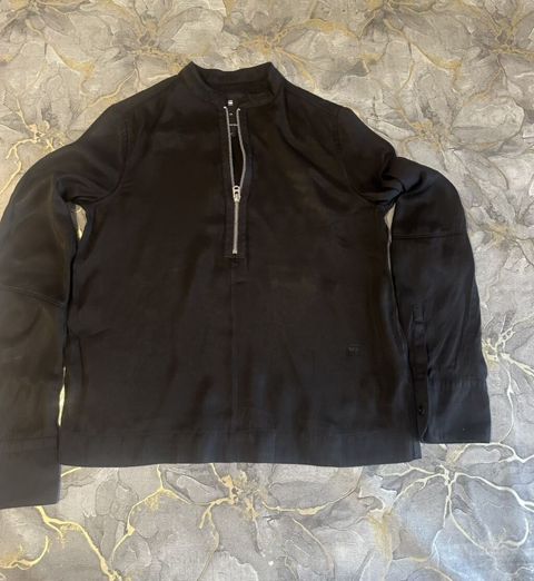 Qara rəngli kişi üst geyimi – yarım-fermuarlı - Minimalist dizayn — 10 ₼ · Bakı · Digər Qara rəngli kişi üst geyimi – yarım-fermuarlı - Minimalist dizayn — Bakı