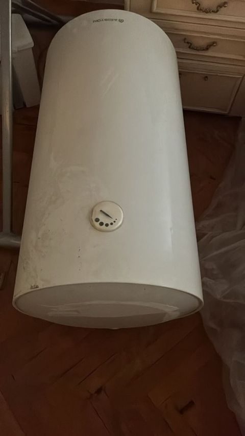 Ariston elektrik su qızdırıcısı (qazan) - Silindrik, müasir dizayn — 80 ₼ · Bakı · Su qızdırıcılar Ariston elektrik su qızdırıcısı (qazan) - Silindrik, müasir dizayn — Bakı