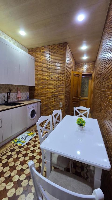 İcarəyə verilir 4 otaqlı köhnə tikili 110 m² — 1 000 ₼ · Bakı · Mənzil İcarəyə verilir 4 otaqlı köhnə tikili 110 m² — Bakı