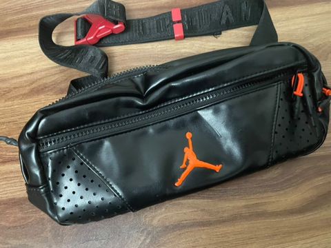 Jordan bel çantası (waist bag) - Rəng: qara, narıncı detallarla — 30 ₼ · Bakı · Çantalar, çamadanlar, cüzdanlar Jordan bel çantası (waist bag) - Rəng: qara, narıncı detallarla — Bakı