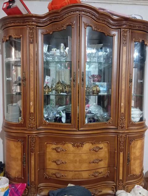 Klassik üslubda iri vitrinin-bufet - Material: taxta karkas, üzərində — 130 ₼ · Biləsuvar · Şkaflar Klassik üslubda iri vitrinin-bufet - Material: taxta karkas, üzərində — Biləsuvar