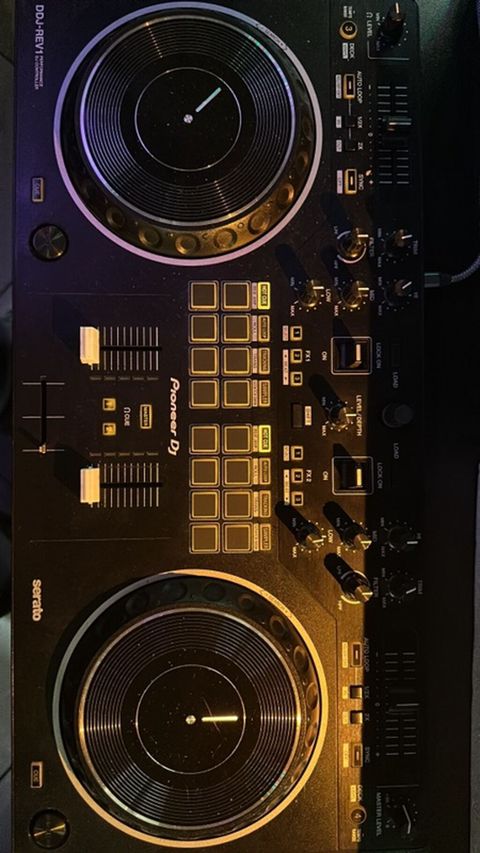 Pioneer DJ DDJ‑REV1 DJ kontroleri - Serato inteqrasiyası: Serato DJ — Bakı