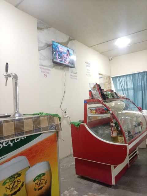 Qırmızı şüşəli vitrin soyuducu – kafe/market üçün Ünvan Binə Atçılıq — 30 ₼ · Digah · Soyuq vitrini Qırmızı şüşəli vitrin soyuducu – kafe/market üçün Ünvan Binə Atçılıq — Digah