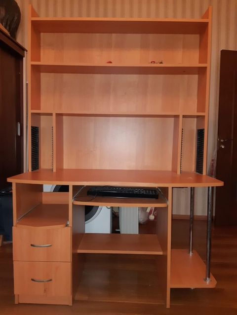 Düz masa, Polkalı, Siyirməli, Sadə laminat — 80 ₼ · Bakı · Kompüter masaları və kresloları Düz masa, Polkalı, Siyirməli, Sadə laminat — Bakı