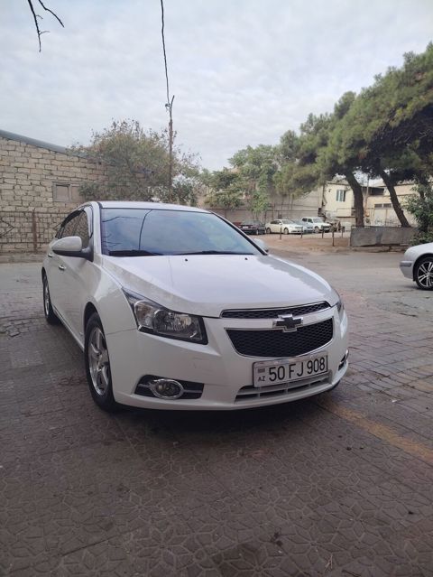 Chevrolet Cruze sedan – ağ rəng Xüsusiyyətlər: - Korpusu: 4 qapılı — Bakı