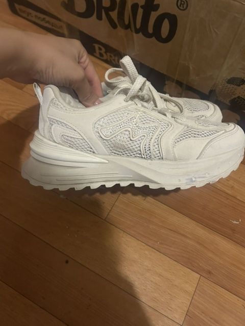 Ağ rəngli qadın idman ayaqqabısı - Stil: chunky/“dad sneakers” — 8 ₼ · Bakı · Krossovkalar Ağ rəngli qadın idman ayaqqabısı - Stil: chunky/“dad sneakers” — Bakı