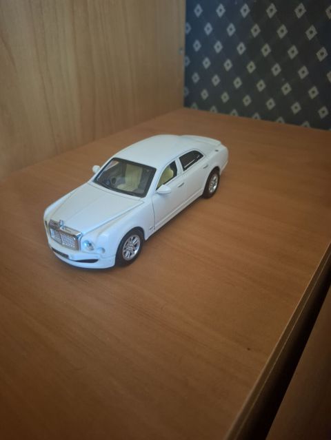 Maket avtomobil – Bentley sedan (ağ rəng) - Miqyas: təxmini 1:24 — Bakı