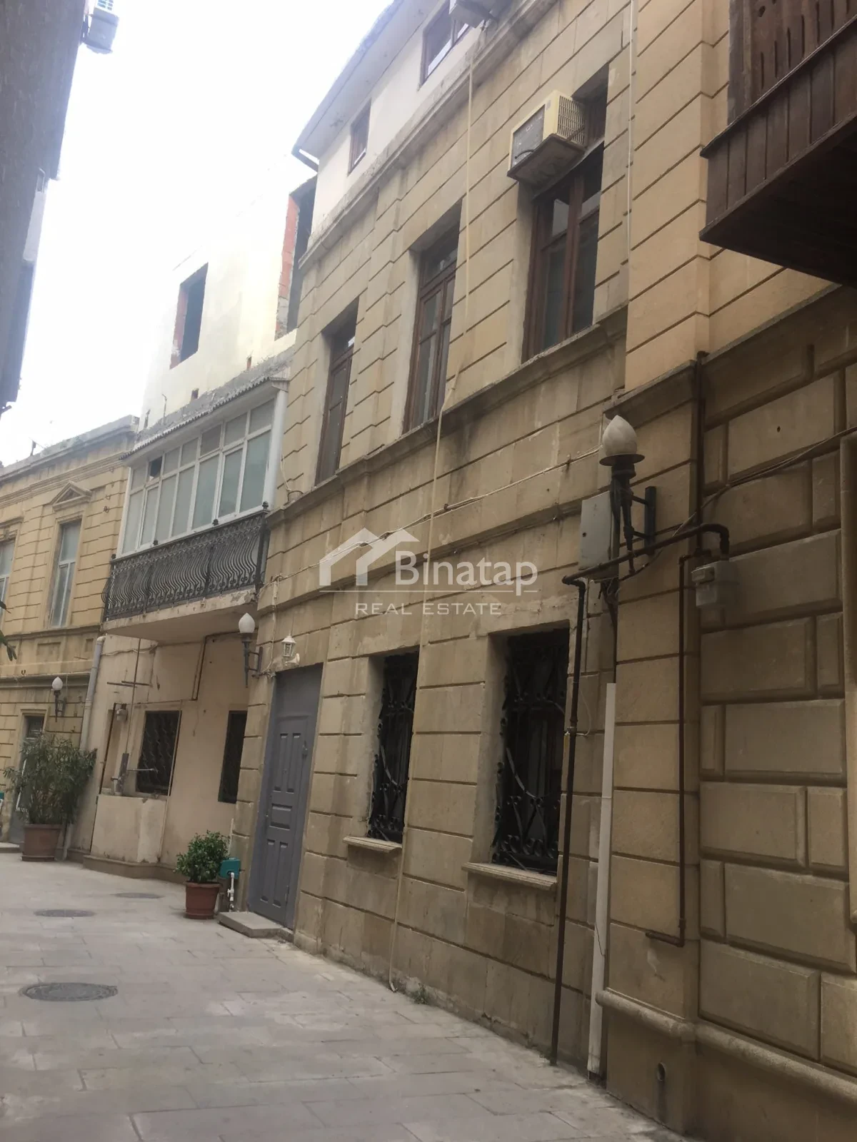 Satılır 5 otaqlı həyət evi / bağ evi 200 m², İçərişəhər metrosu, Səbail rayonu — 800 000 ₼ · Bakı · Ev, villa Satılır 5 otaqlı həyət evi / bağ evi 200 m², İçərişəhər metrosu, Səbail rayonu — Bakı