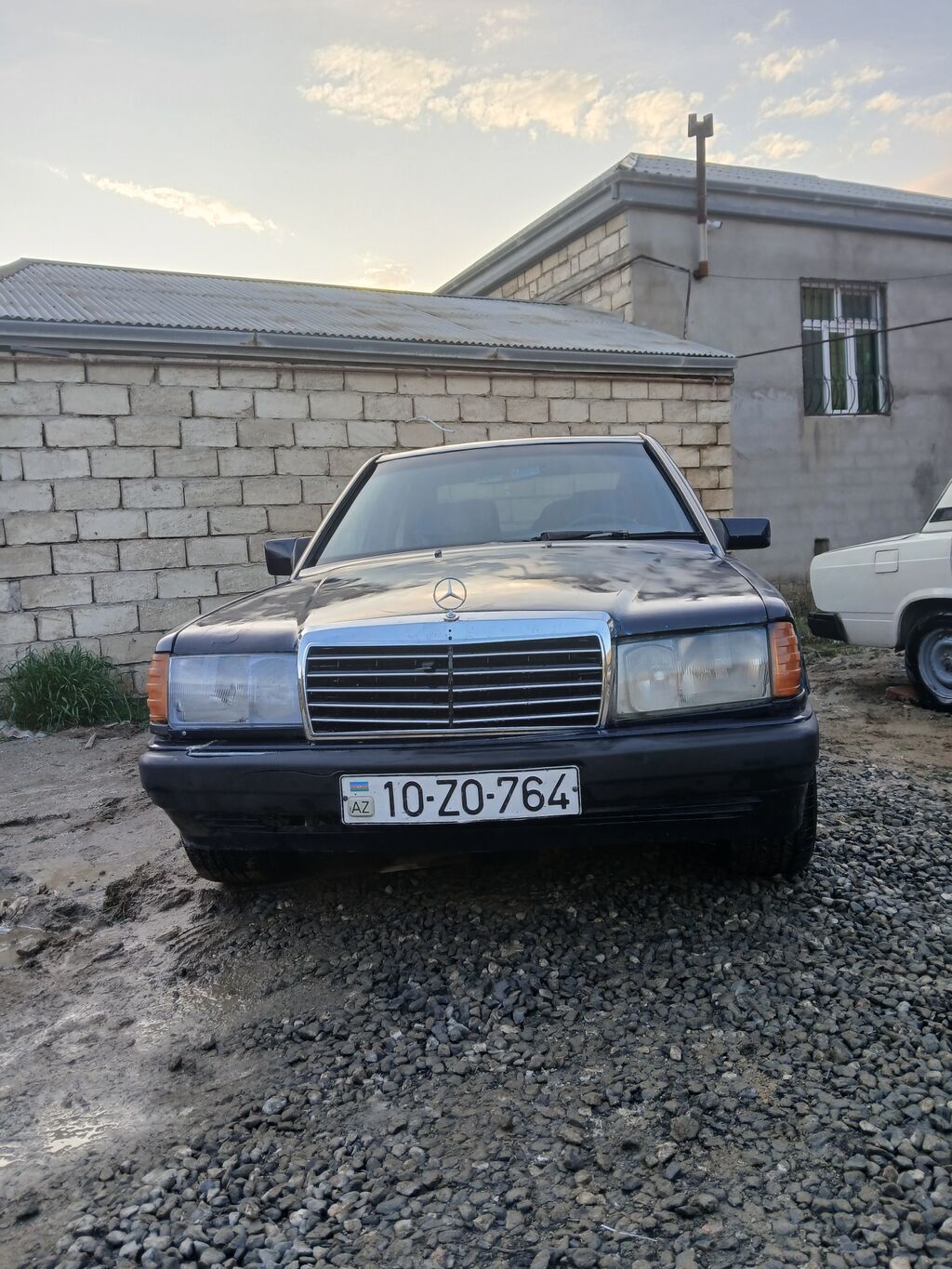 Mercedes-Benz 190 (W201) sedan - Kuzov: 4 qapı, qara rəng - Nömrə 10-ZO-764 — Avtomobillər, Sumqayıt (3)