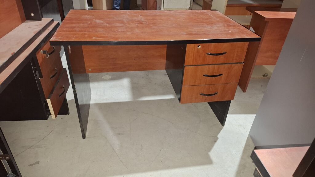 Ofis yazı masası - Material: laminat/LDSP ağac teksturası, qara — Ofis mebeli, Bakı