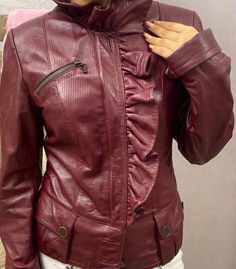 Qadın üçün bordo rəngli dəbli dəri gödəkcə. - Material: parıltılı — Bakı