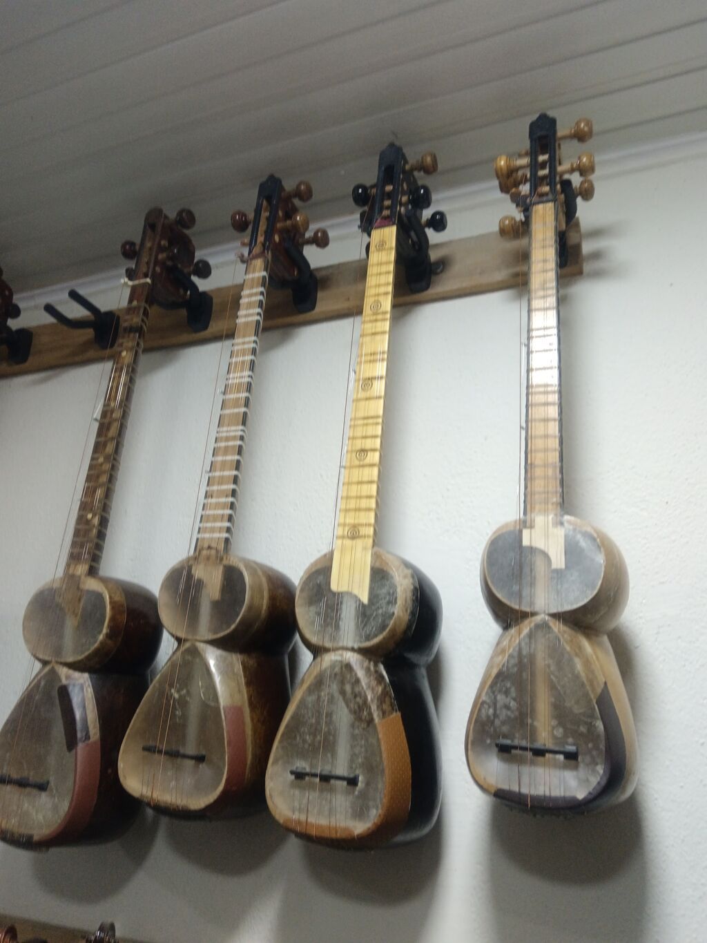 Tələbə tarları — Gitarlar və digər simli alətlər, Bakı