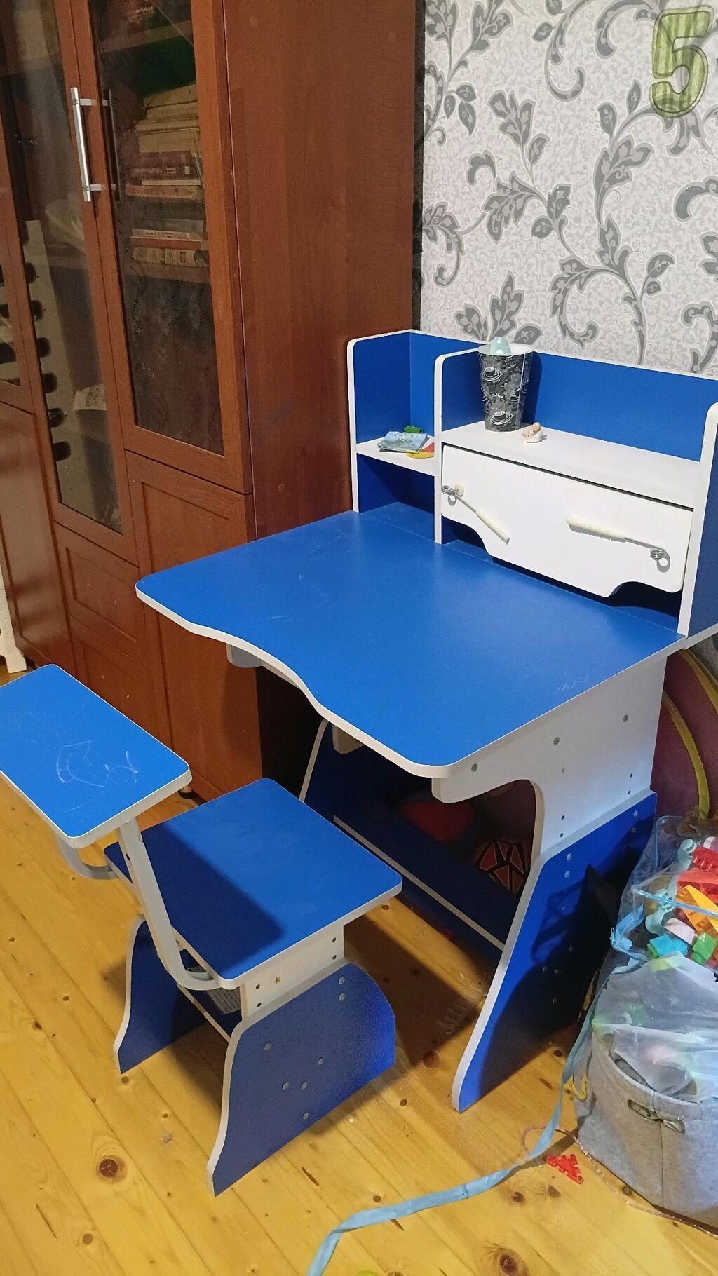 Uşaq üçün yazı masası və oturacaq dəsti. Masa mavi-ağ rəng — Masalar və stullar, Şirvan (2)