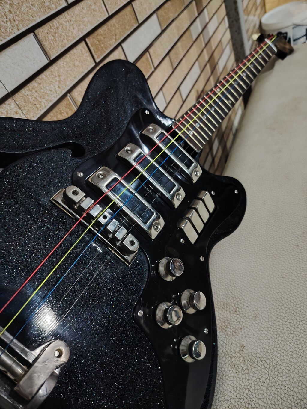 Elektrik gitar – yarımdənə (semi-hollow) korpuslu, parıltılı qara — Gitarlar və digər simli alətlər, Digah (4)