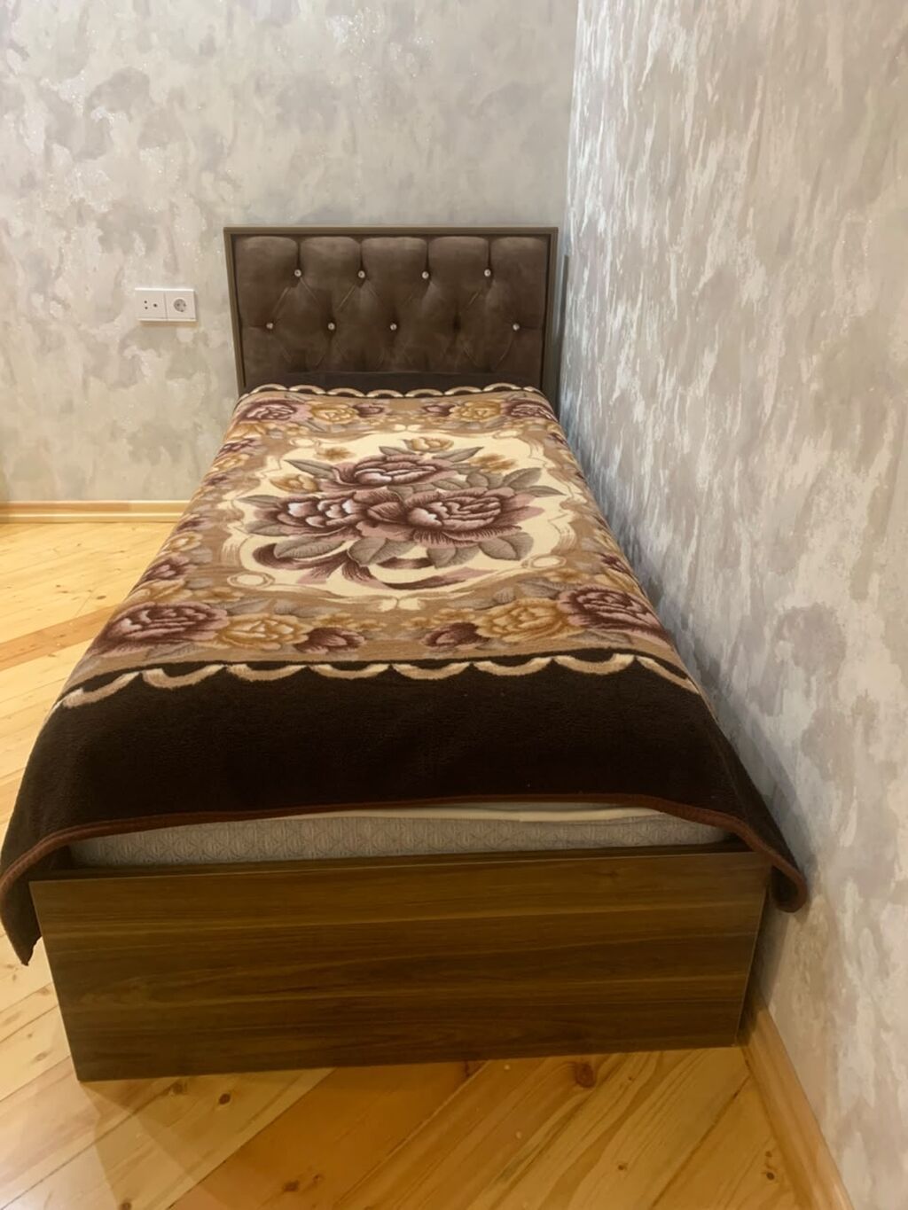 Tək nəfərlik yataq satılır. Bazasizdi. Qiyməti 120 Manat. Ünvan — Mebel, Bakı