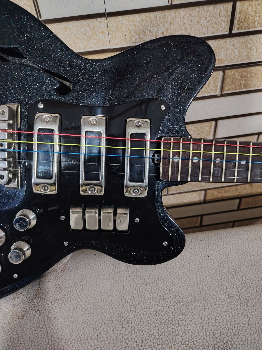 Elektrik gitar – yarımdənə (semi-hollow) korpuslu, parıltılı qara — Gitarlar və digər simli alətlər, Digah (9)