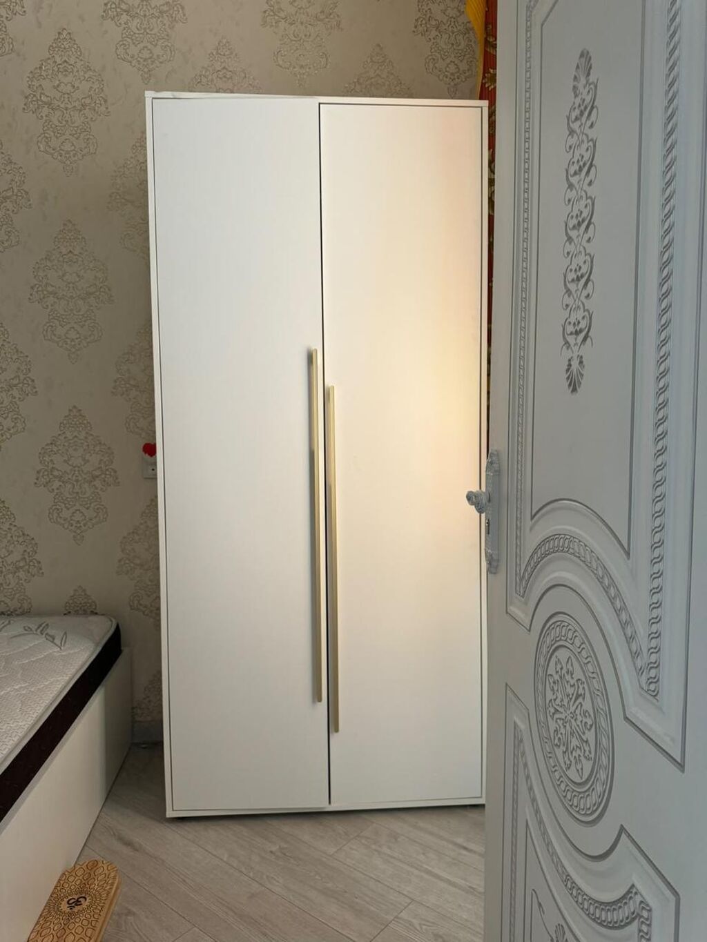 Ağ rəngli iki qapılı paltar dolabı - Minimalist dizayn, düz səthlər — Şkaflar, Digah (2)