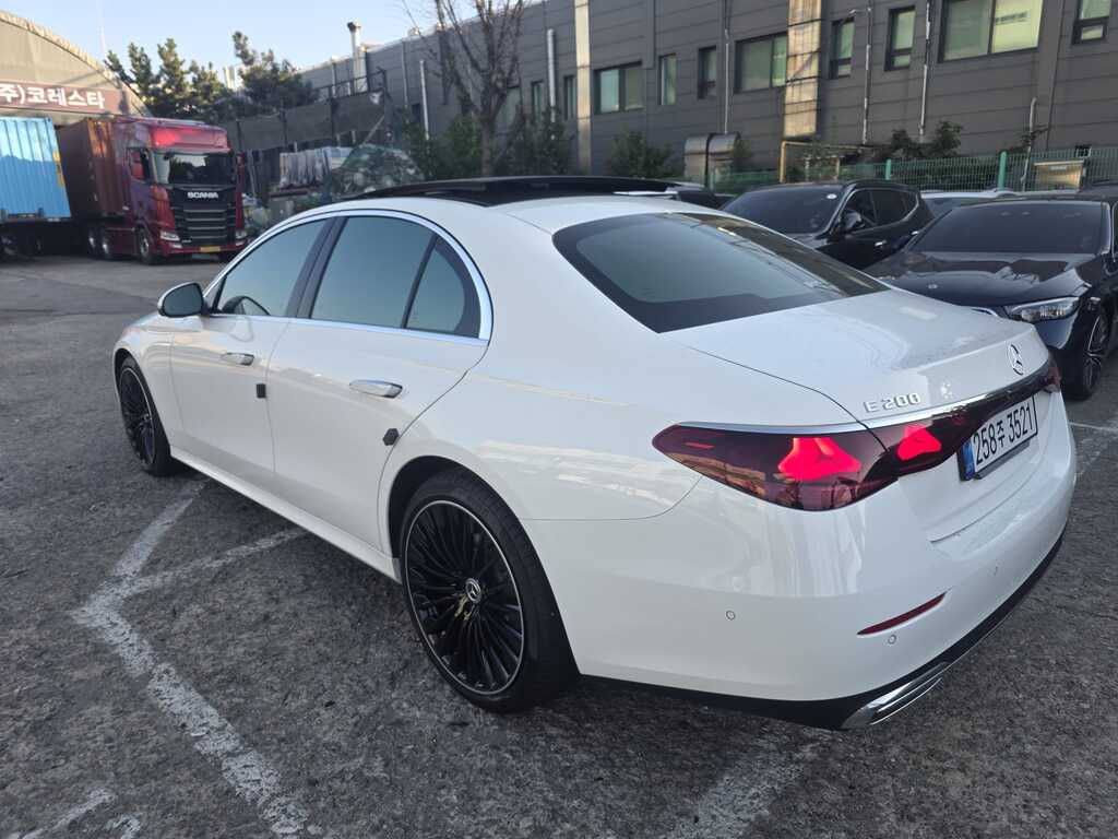 Mercedes E 200, 2.0 L, 2025 il, 40 000 km — Avtomobillər (2)