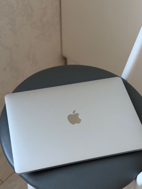 Apple MacBook Pro 13" (Touch Bar) - Gümüş rəngli alüminium korpus — Bakı