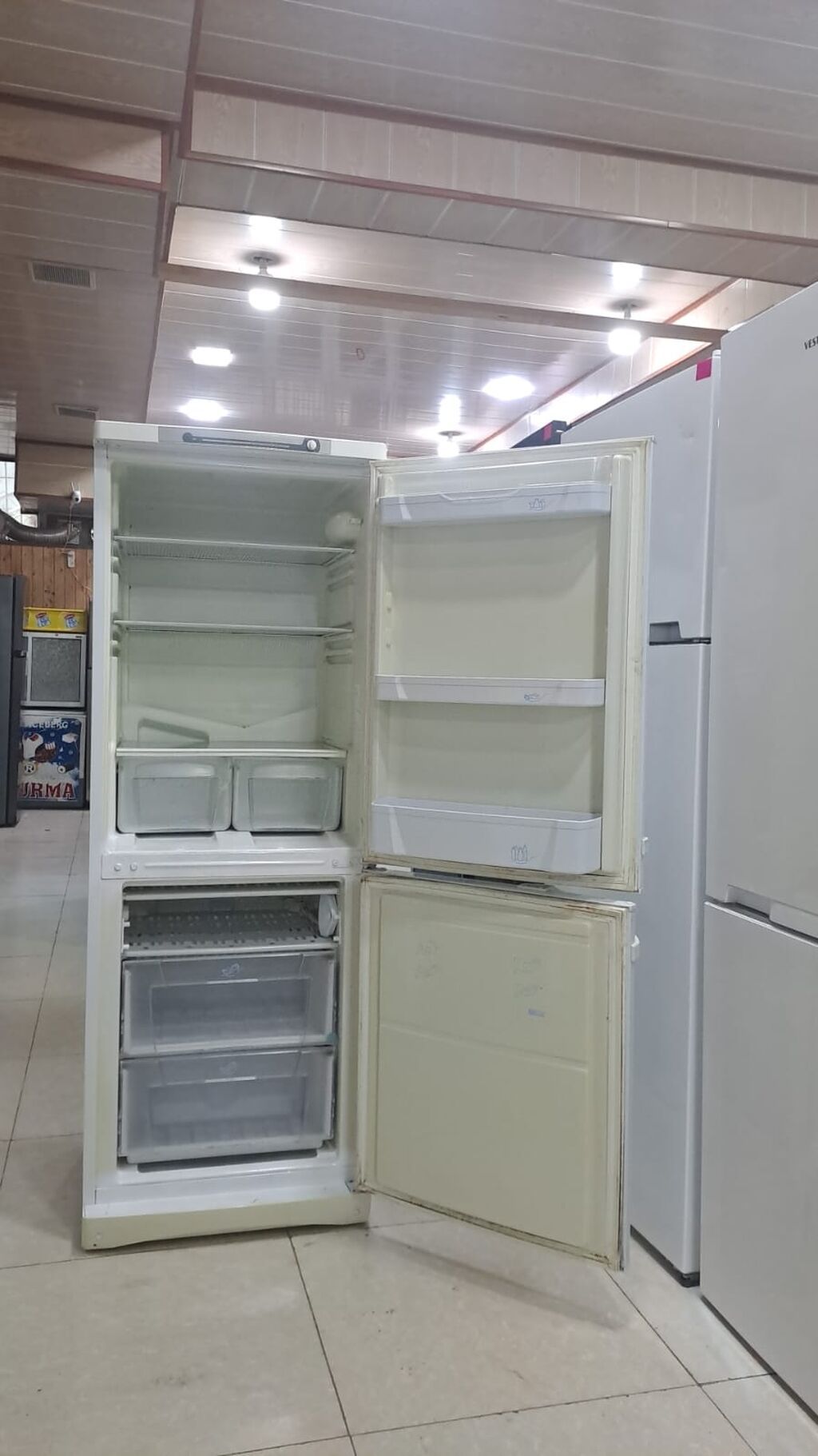 Indesit ikiqapılı soyuducu - Rəng: ağ, klassik dizayn - Üst hissə — Soyuducular, Digah (2)
