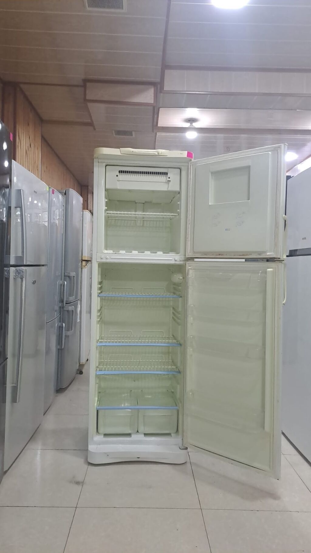 Indesit iki qapılı soyuducu Xüsusiyyətlər: - Üst kamera: dondurucu — Soyuducular, Digah (2)