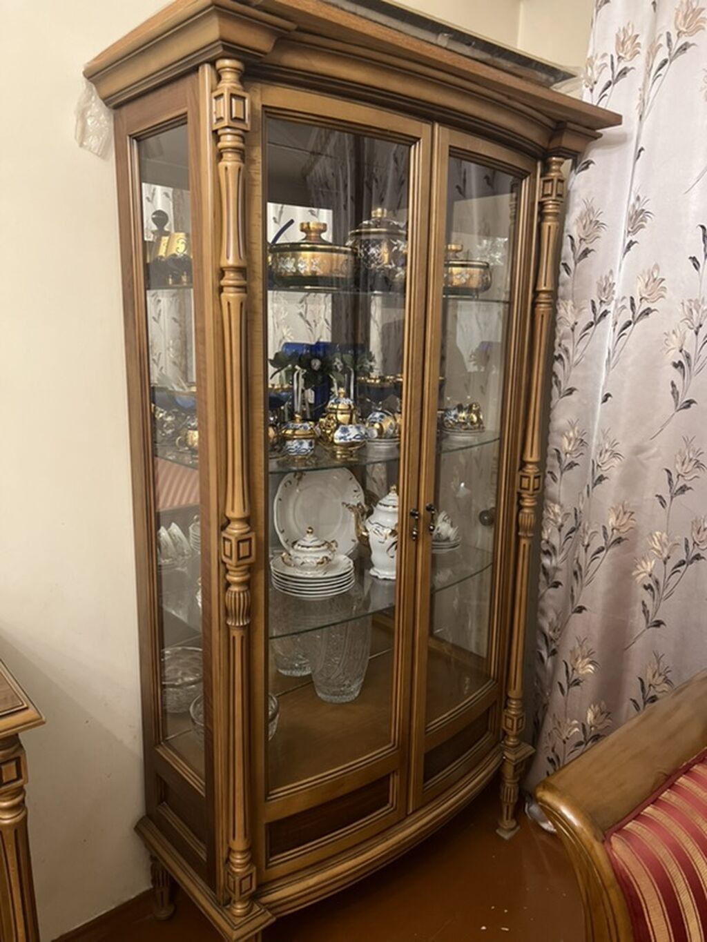 Klassik üslubda qonaq otağı mebeli dəsti Tərkibi: - Geniş — Qonaq otağı üçün, Bakı (3)
