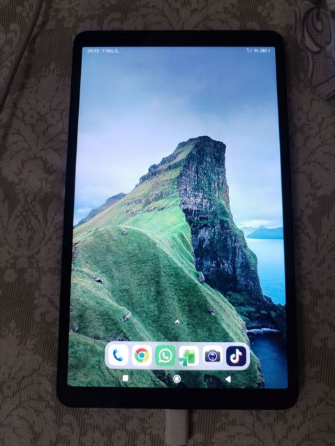 Redmi planşet - Model: Redmi (arxa qapaqda loqo və informasiya — Bakı
