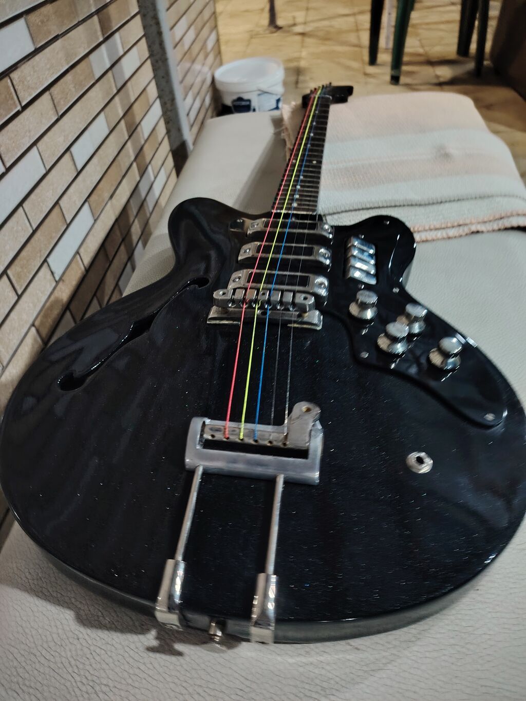 Elektrik gitar – yarımdənə (semi-hollow) korpuslu, parıltılı qara — Gitarlar və digər simli alətlər, Digah (7)