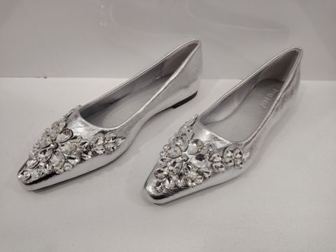 Klassik ayaqqabı qadınlar üçün ZA01, gümüşü, təbii dəri, 37 ölçü — 65 ₼ · Bakı · Mallar Klassik ayaqqabı qadınlar üçün ZA01, gümüşü, təbii dəri, 37 ölçü — Bakı